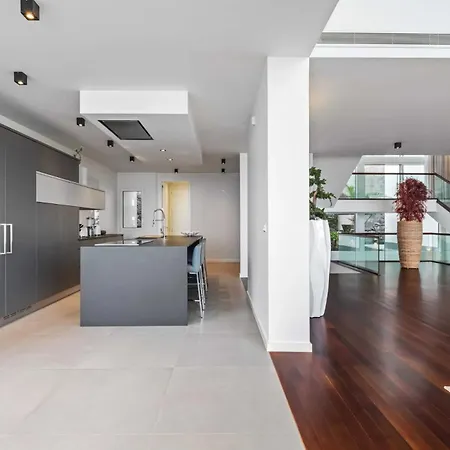 Bed & Breakfast Four - Bedroom Luxvilla